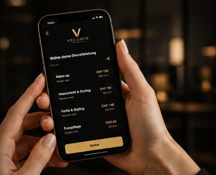 Kundin wählt auf dem Smartphone eine Dienstleistung auf der Velunio-Buchungsseite